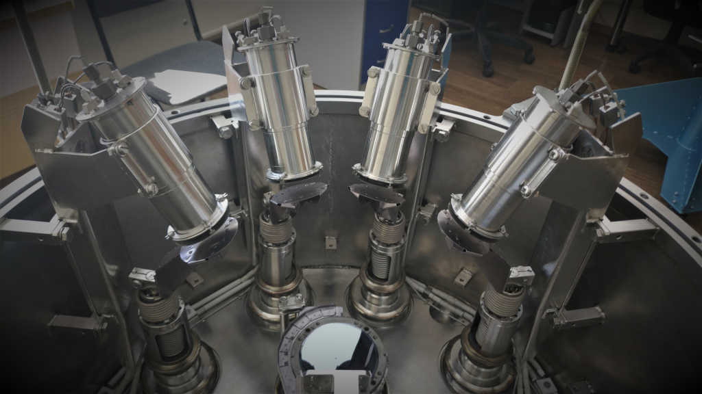 2_установка внутри_молекулярные источники и подложка.jpg